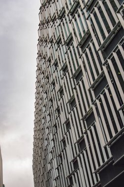 Londra'da gökyüzünde bulutlar ile binaların mimarisi