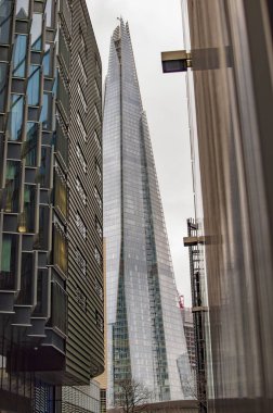 Diğer bina ve pencerelerden görülebilen kırıkkule