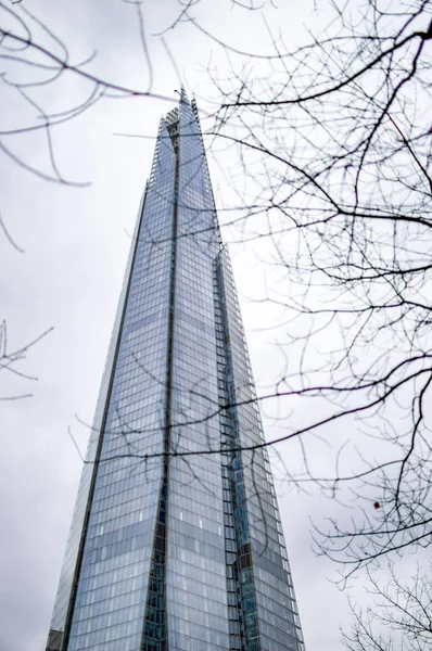 A szilánkok torony a londoni fa mögött a felhők — Stock Fotó