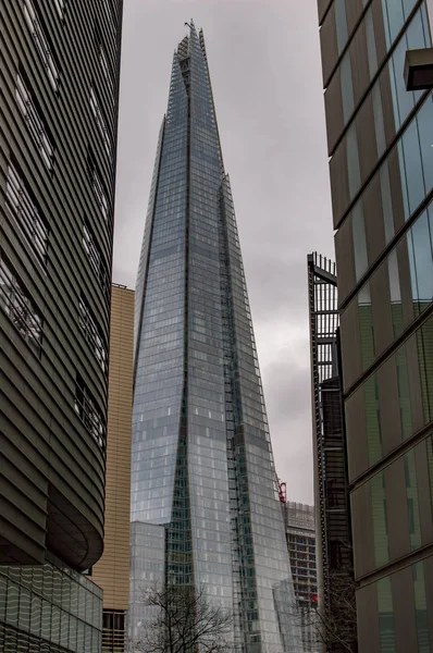 The shards building from the lane and two buildings — Stock Photo, Image