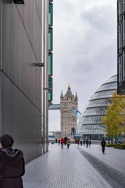 Puente de la torre desde los carriles de Londres con gente caminando por el suelo —  Fotos de Stock