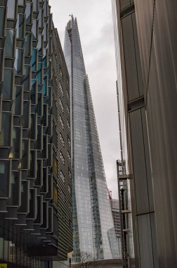 Diğer sokakların şeritlerinden görünen kırıklar