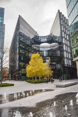 Mavi binaların su yansıması Londra