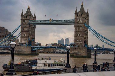 Bulutlu gökyüzü ile Londra'da Thames Nehri üzerinde kule köprü.