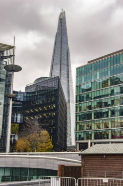 Thames nehri ve diğer binaların karşısındaki kırıklar