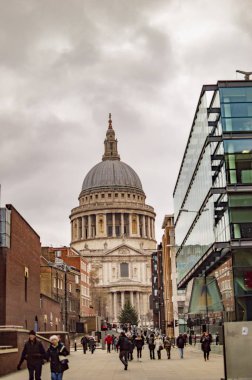 İngiltere'de gri gökyüzü ile Kraliyet binası