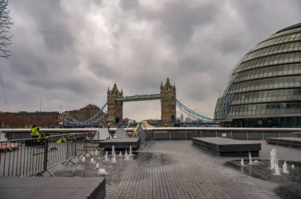 La orilla sur del río Támesis con puente de torre en Londres y caminar —  Fotos de Stock
