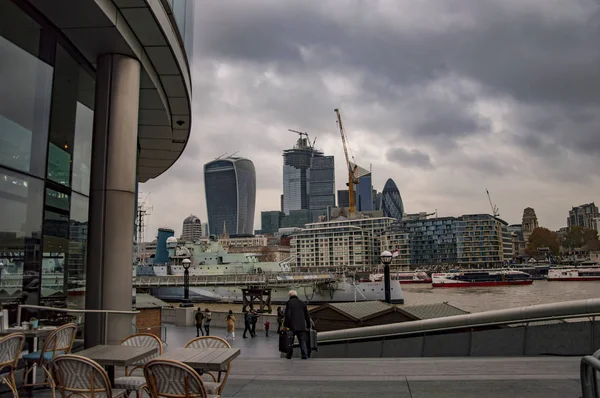 River Thames byggnader på Southbank i London — Stockfoto