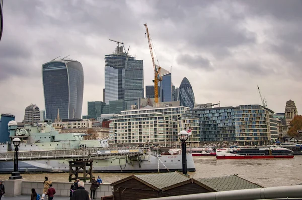 Londons skyline från South Bank med moln på himlen — Stockfoto