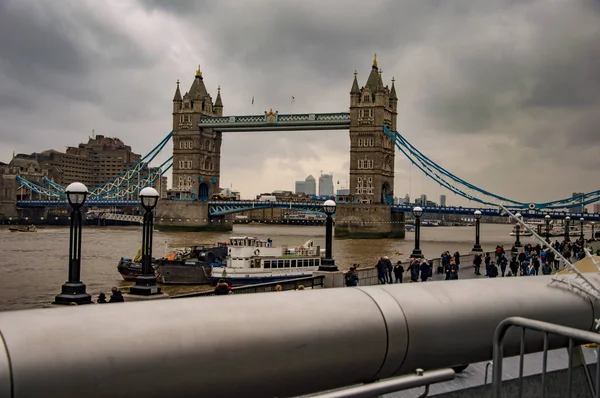 Il ponte torre sul Tamigi a Londra con tubo — Foto Stock