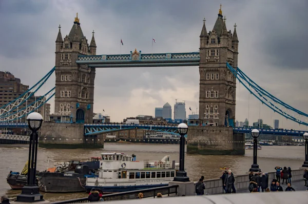 Η γέφυρα του Πύργου του ποταμού Τάμεση στο Λονδίνο με συννεφιασμένο ουρανό. — Φωτογραφία Αρχείου