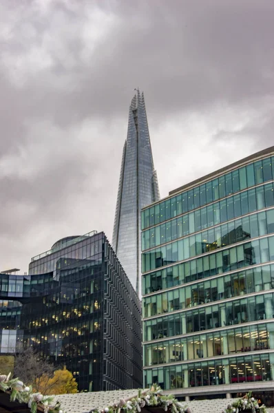 La torre de fragmentos en la nube en Londres — Foto de Stock