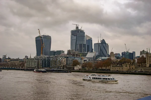 Londons skyline över floden med kända byggnader — Stockfoto