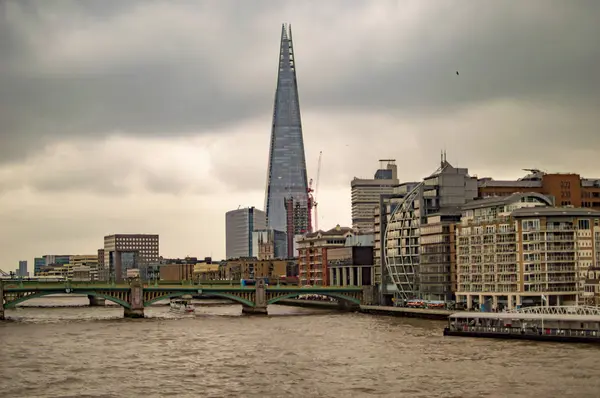 Συννεφιά που φαίνεται από τη γέφυρα του Λονδίνου — Φωτογραφία Αρχείου