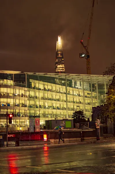 De regen en natte wegen in Londen in de nacht met couds in de lucht — Stockfoto