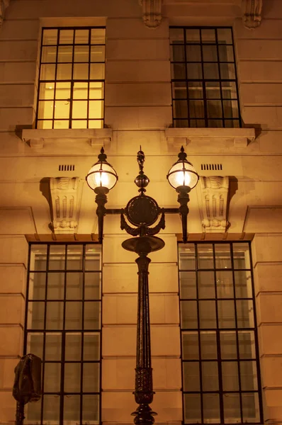 Londra'da gece bir hosue önce ışıklar ve parlayan pencereler — Stok fotoğraf