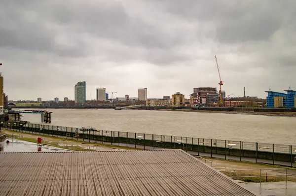 Londra'da Thames Nehri ile Kanarya rıhtımı — Stok fotoğraf