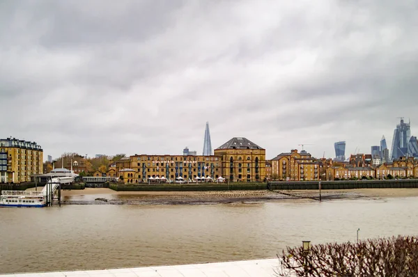 Canary dermaga dengan thames tepi sungai di london — Stok Foto