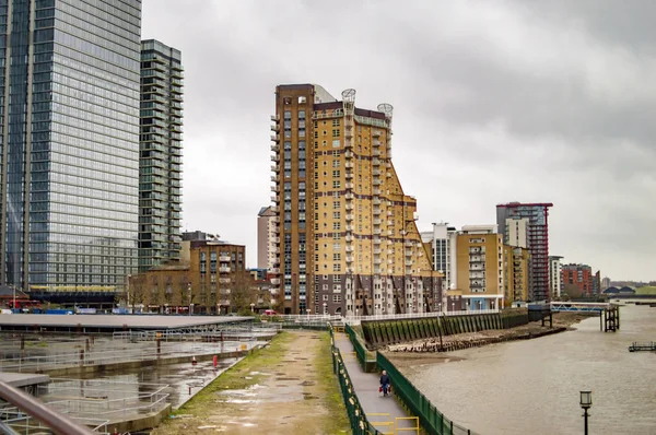 Canary Wharf met Thames in Londen met hoge gebouwen aan de oevers — Stockfoto