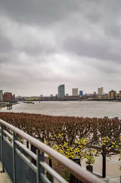 Canary wharf with thames in london with fencing on the sides — Stock Photo, Image