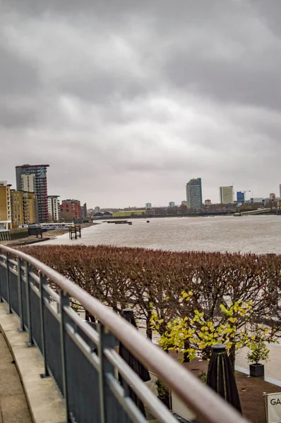 Canary wharf with thames in london with railings and fencing — Stock Photo, Image