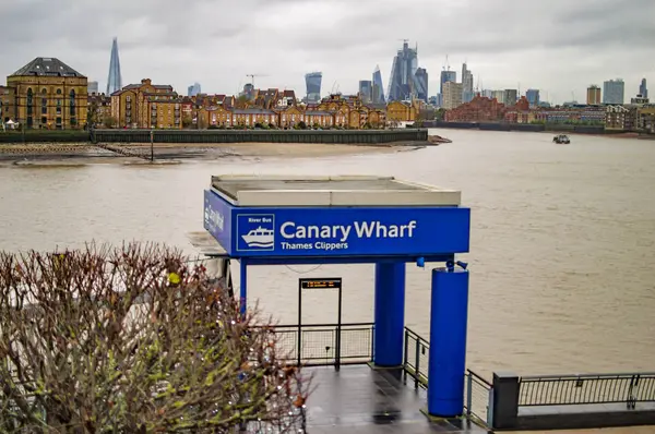 Canary Wharf Clippers met Thames in Londen met Blue Booth — Stockfoto