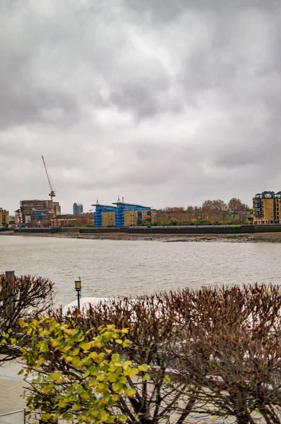 Banchina delle Canarie con Tamigi a Londra e il cielo nuvoloso sulla città — Foto Stock