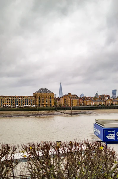 Muelle canario con el Támesis en Londres con nubes blancas en el cielo —  Fotos de Stock