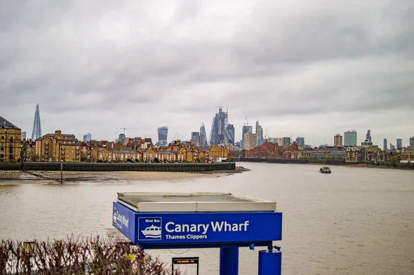 Muelle canario con el Támesis en Londres y la curva del río —  Fotos de Stock