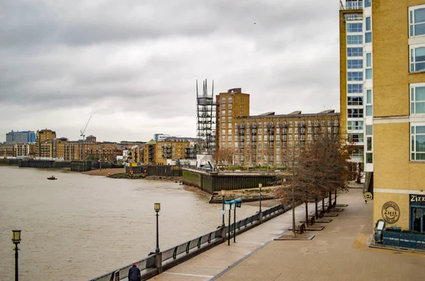 Canary Wharf z Tamizą w Londynie z żółtym budynkiem — Zdjęcie stockowe