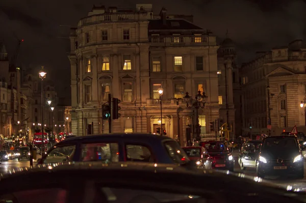 街路灯とトラファルガー広場周辺のエリアで夜のロンドンの通り. — ストック写真