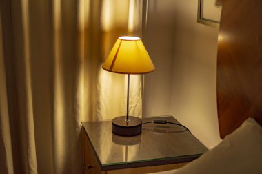 Masa ve diğer perde üzerinde Gece lambası