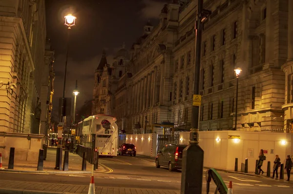 Londense straten in de nacht met straatverlichting en gele tinten — Stockfoto