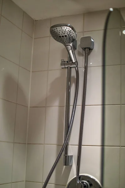 Prysznic do kąpieli ręcznej zainstalowany na ścianie — Zdjęcie stockowe
