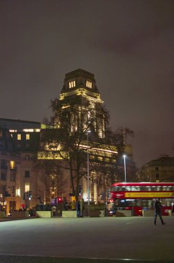 Sokak ışıkları ile geceleri Londra sokakları