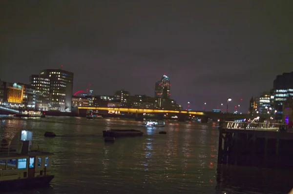 Támesis del río Londres en la noche con agua brillante — Foto de Stock