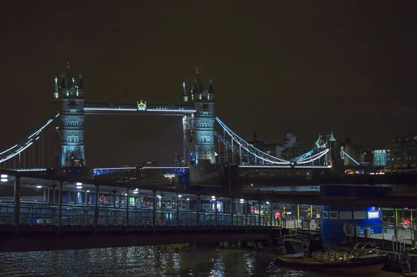 Támesis del río Londres por la noche con puente torre — Foto de Stock