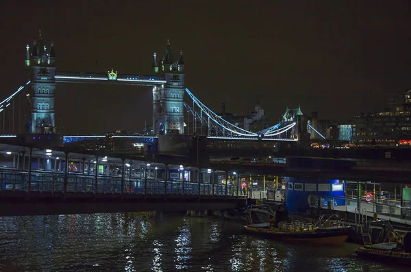 Támesis del río Londres por la noche con puente de torre iluminado — Foto de Stock