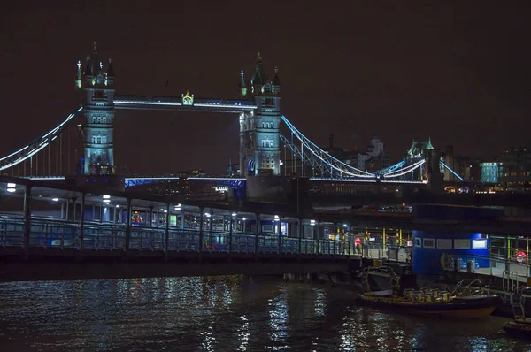 London River Thames 's nachts met kalm water en Tower Bridge — Stockfoto