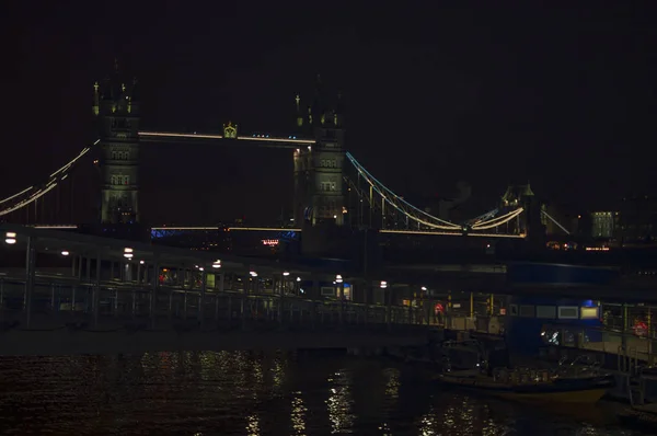 Támesis del río Londres en la noche con luces brillantes — Foto de Stock