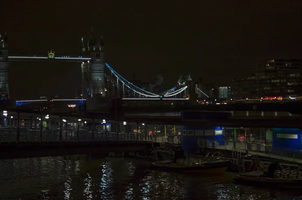 Támesis del río Londres por la noche con mucha agua y barcos — Foto de Stock