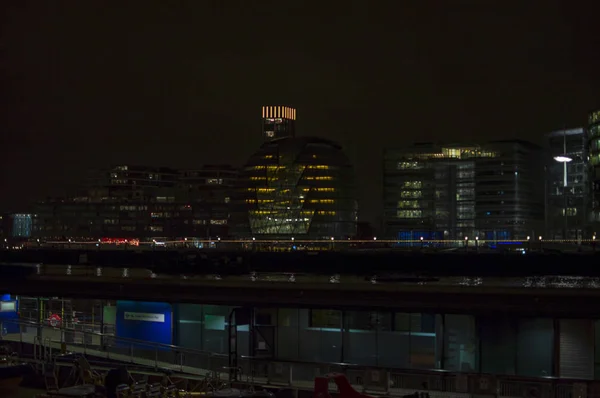 建物に光を当て、夜のロンドン川テムズ川 — ストック写真