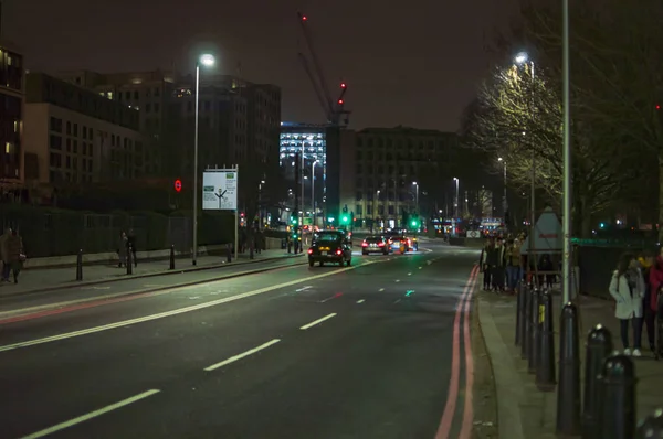 Les rues de Londres la nuit avec des lumières sur le poteau — Photo