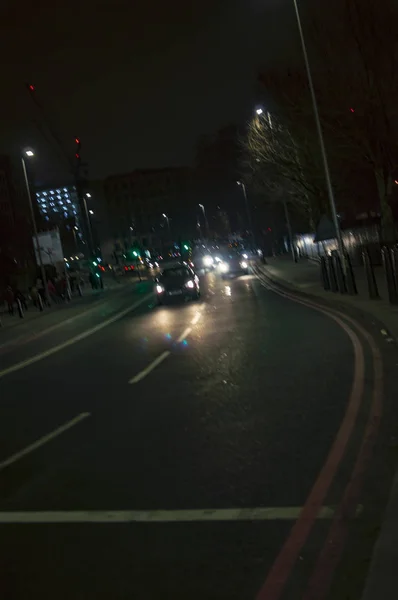 車のライトと夜のロンドンの通り — ストック写真