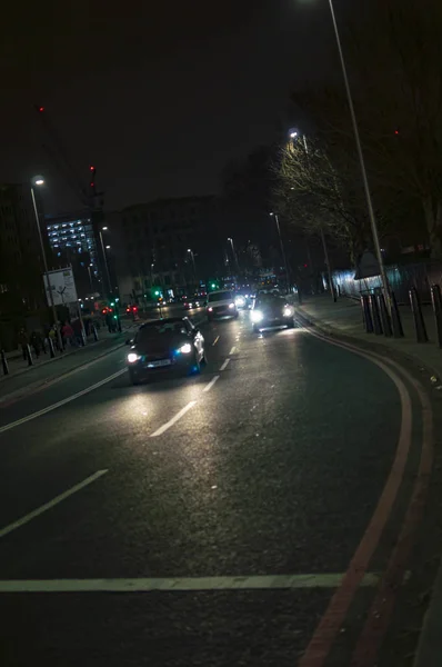 黒い道路と車で夜のロンドンの通り — ストック写真