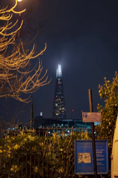 Het Shard Building 's nachts in Londen met verlichting — Stockfoto