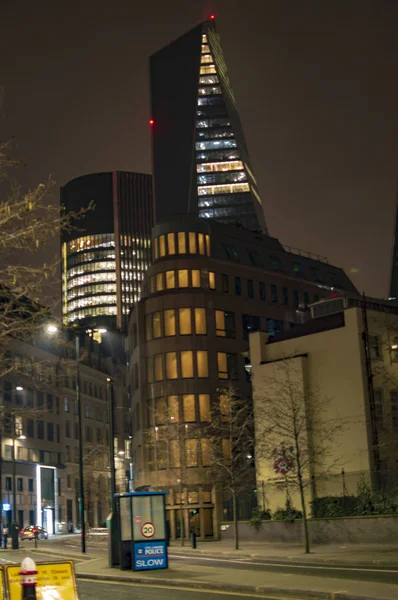 London Street en gebouwen 's nachts met telefooncabines — Stockfoto