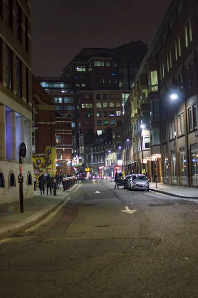Лондонская улица и здания в ночное время с некоторым движением на дороге — стоковое фото