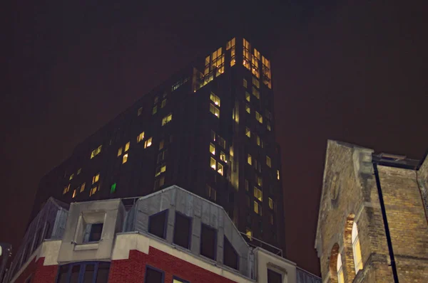 Gece ve ışıklar pencereleri ile Londra binası — Stok fotoğraf