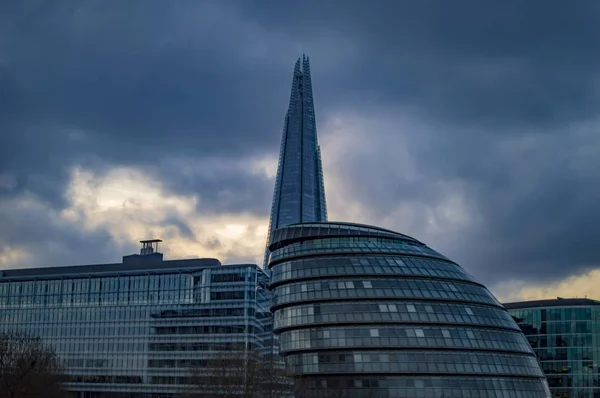 Londres edificios southwark con nubes en el cielo y tema oscuro —  Fotos de Stock